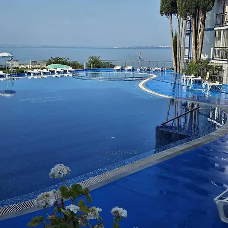 Apartamento двустаен с морска панорама в Blue Bay Palace